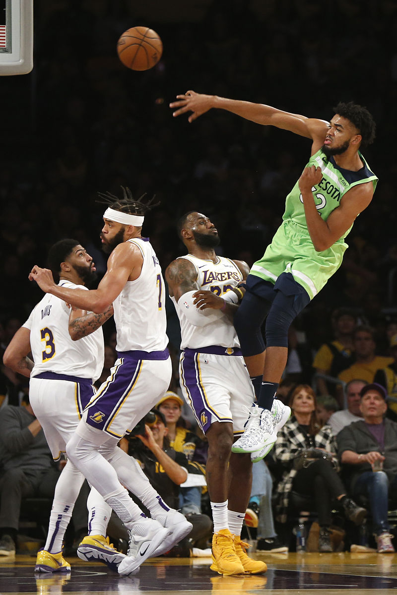 球队势如破竹，篮球赛场上一路高歌猛进