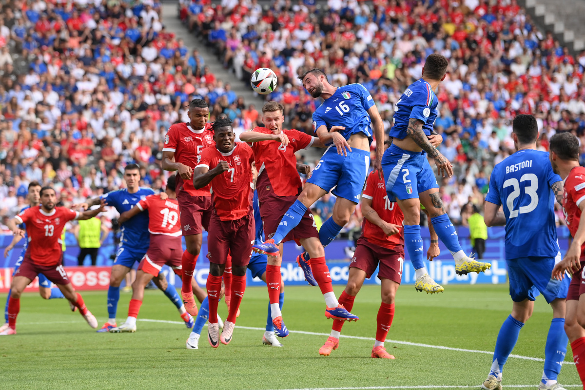 包含欧洲足球赛事惊险上演，各队实力对决的词条